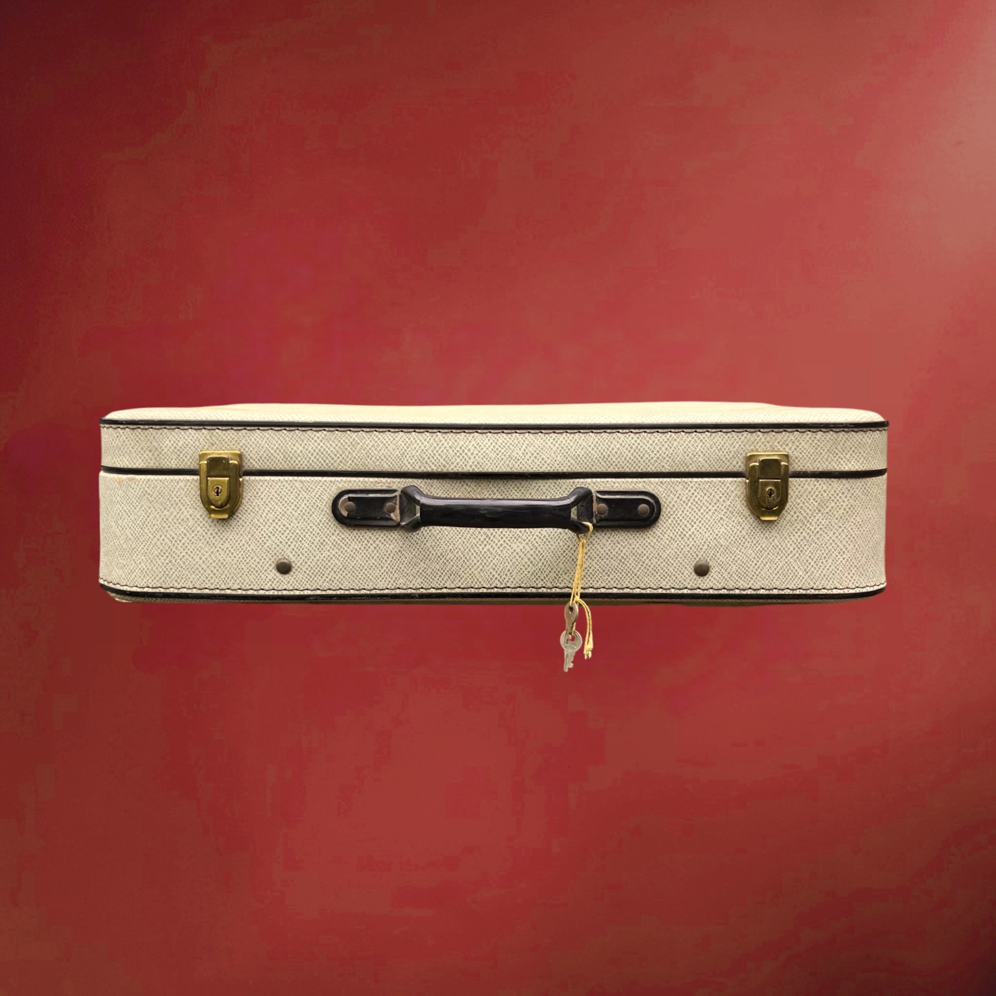 Ancienne Grande Valise Rigide en Carton Gainé Crème Fermoirs Laiton et Clés – Années 50-60