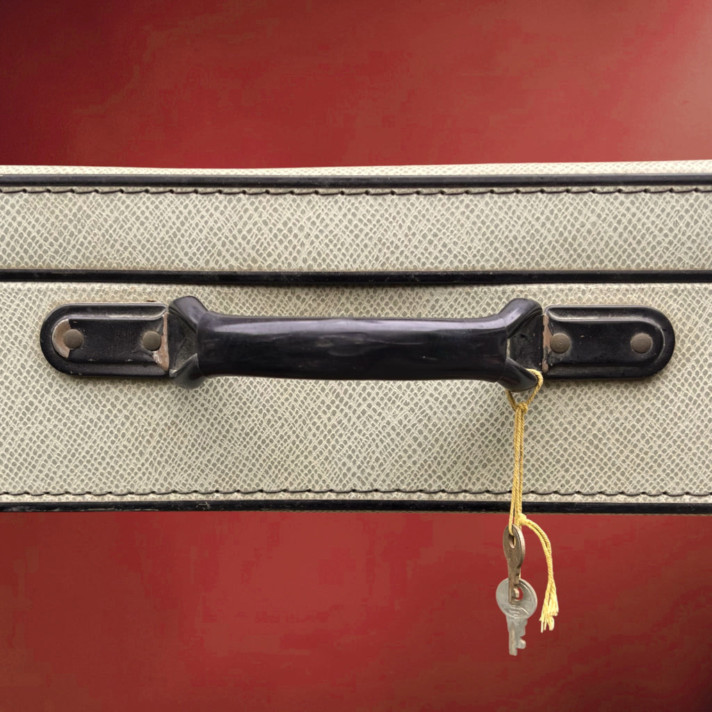 Ancienne Grande Valise Rigide en Carton Gainé Crème Fermoirs Laiton et Clés – Années 50-60