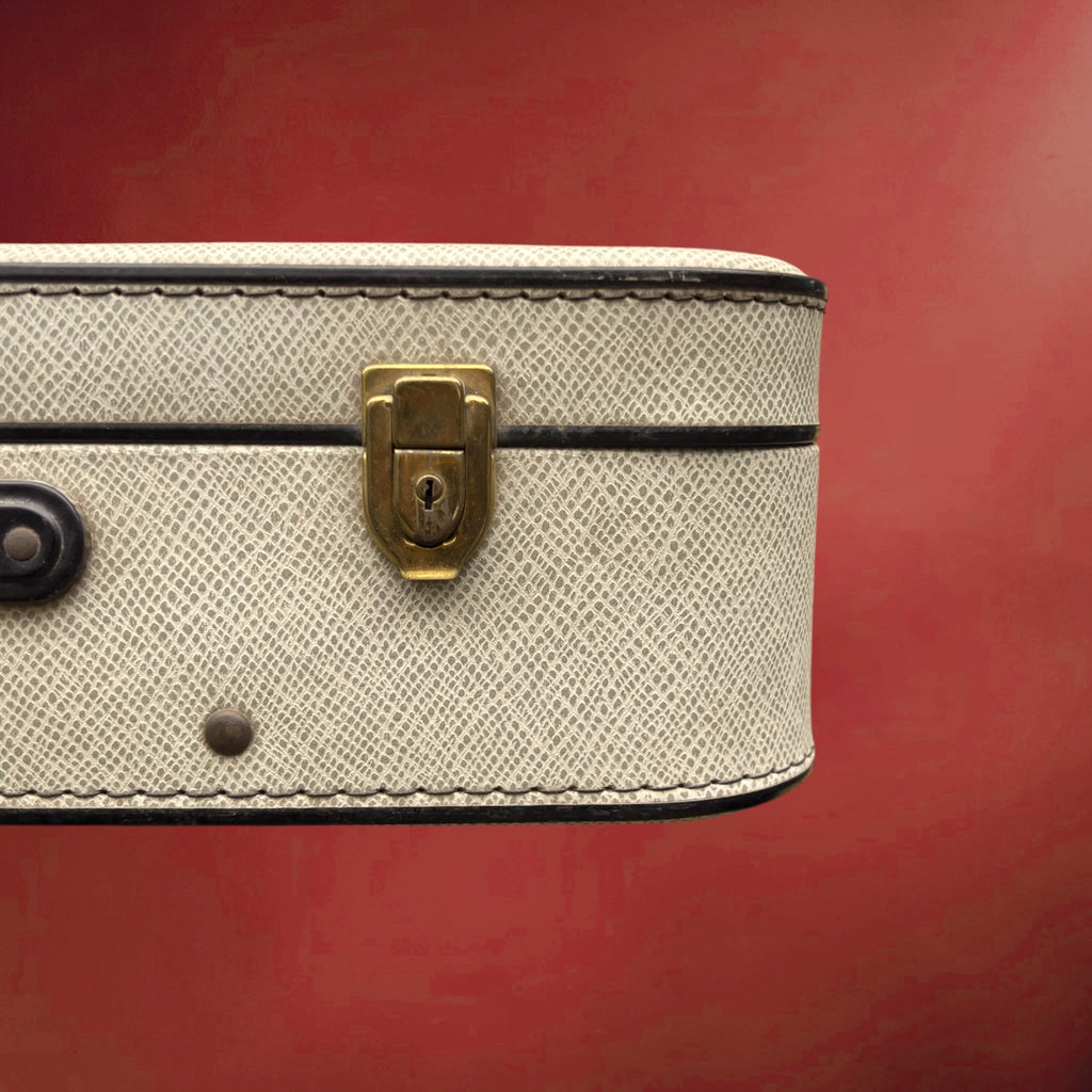 Ancienne Grande Valise Rigide en Carton Gainé Crème Fermoirs Laiton et Clés – Années 50-60