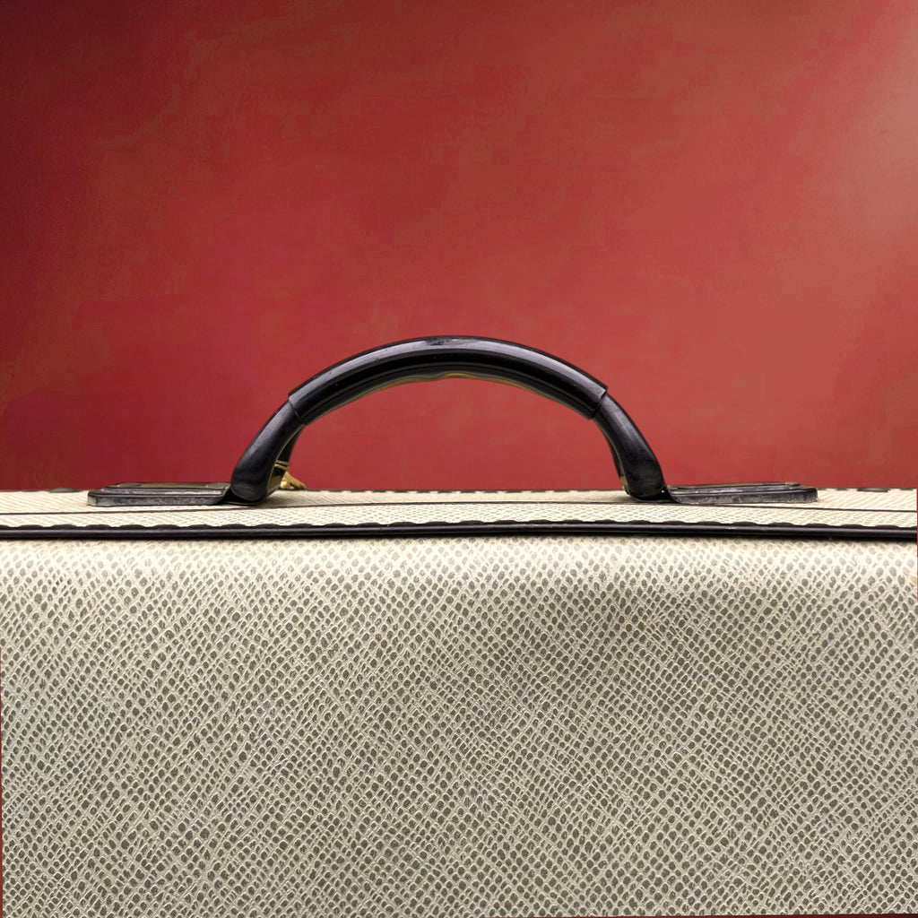 Ancienne Grande Valise Rigide en Carton Gainé Crème Fermoirs Laiton et Clés – Années 50-60