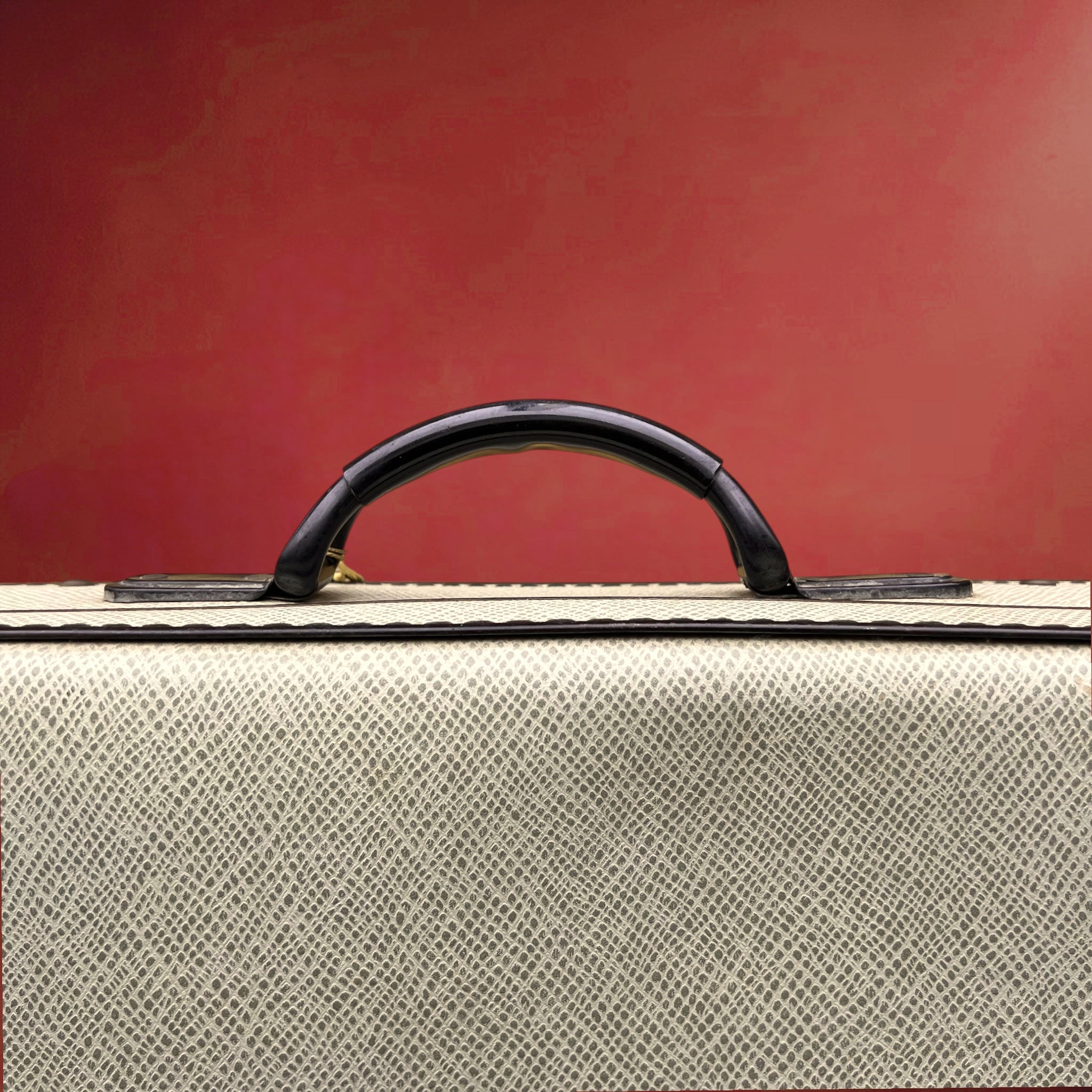 Ancienne Grande Valise Rigide en Carton Gainé Crème Fermoirs Laiton et Clés – Années 50-60