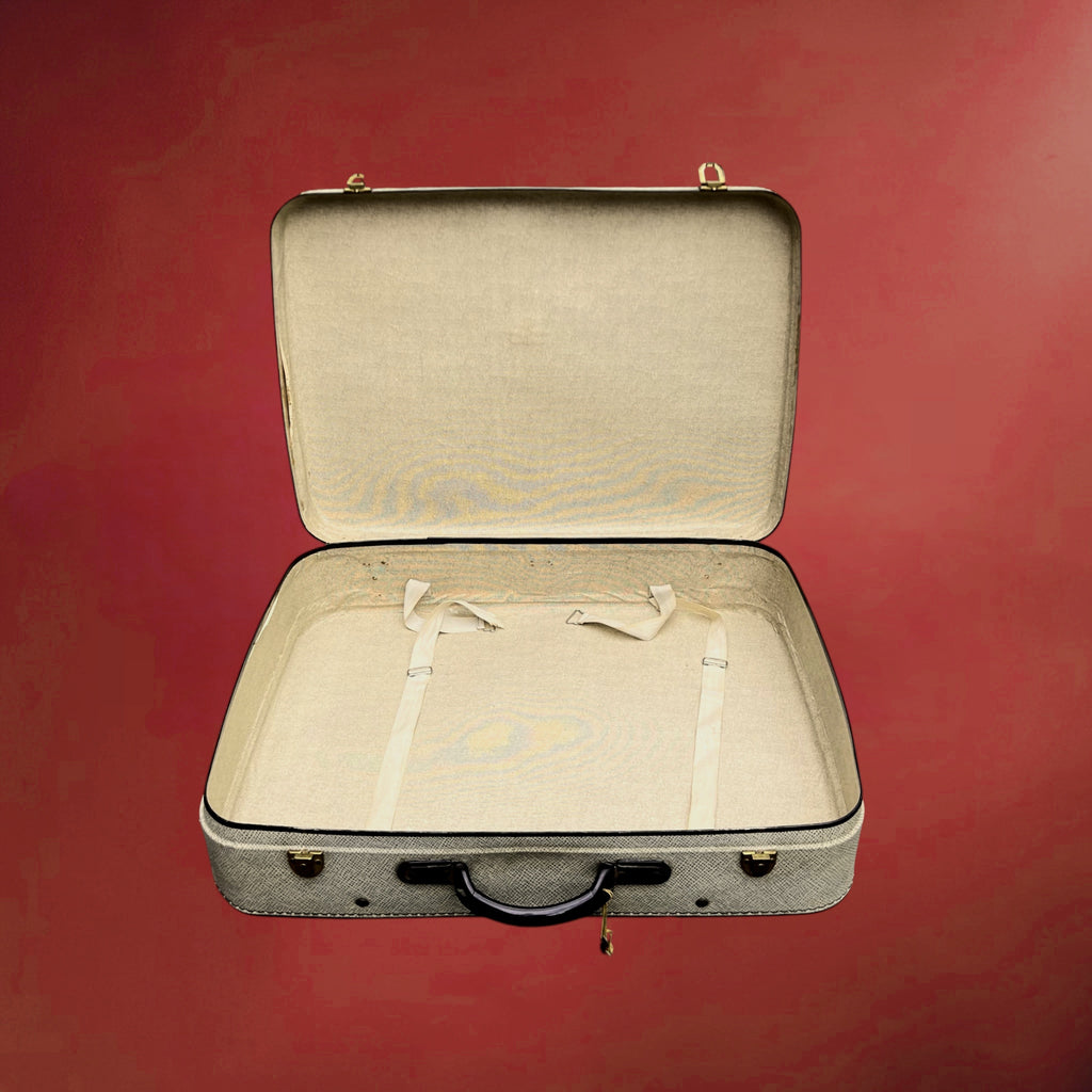 Ancienne Grande Valise Rigide en Carton Gainé Crème Fermoirs Laiton et Clés – Années 50-60
