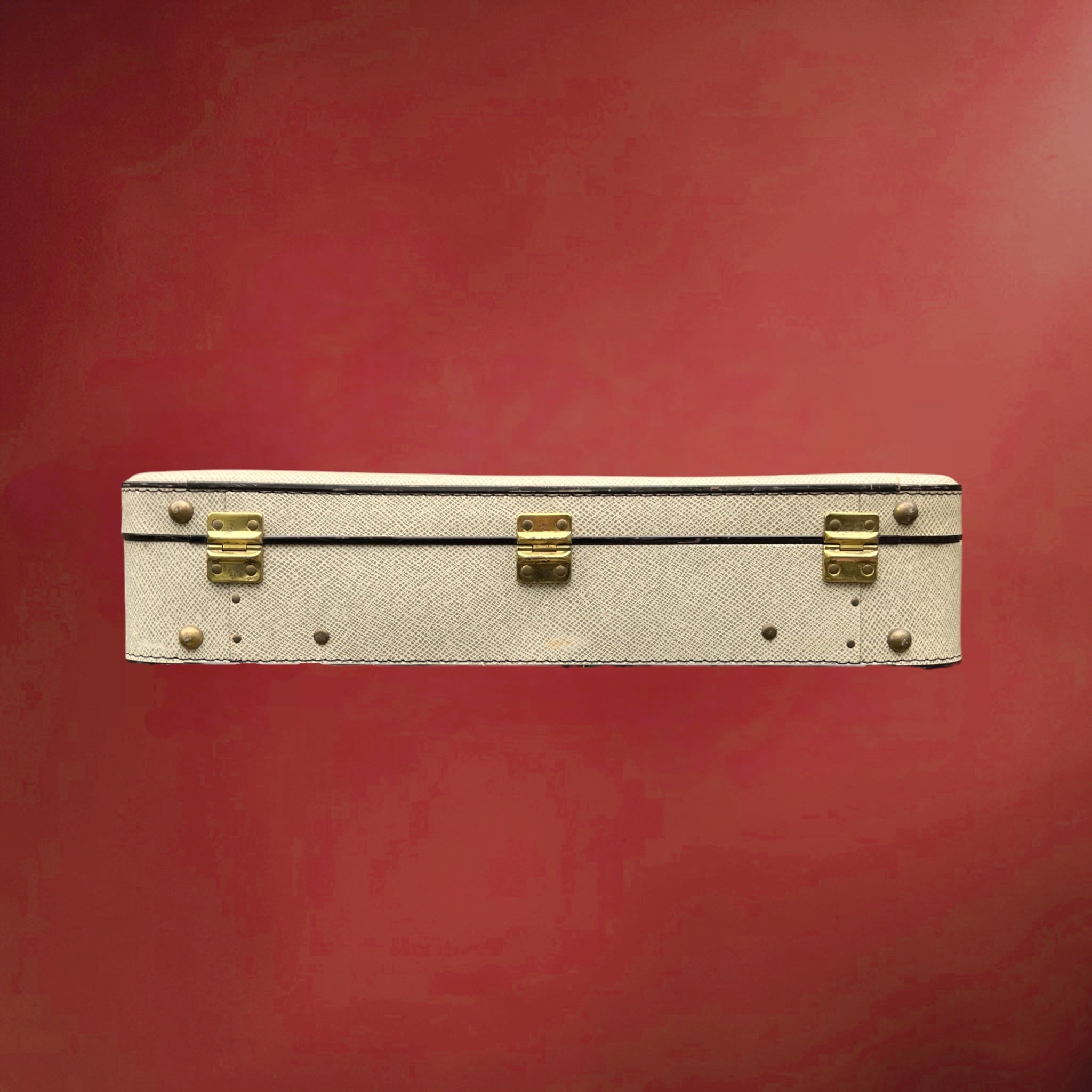 Ancienne Grande Valise Rigide en Carton Gainé Crème Fermoirs Laiton et Clés – Années 50-60