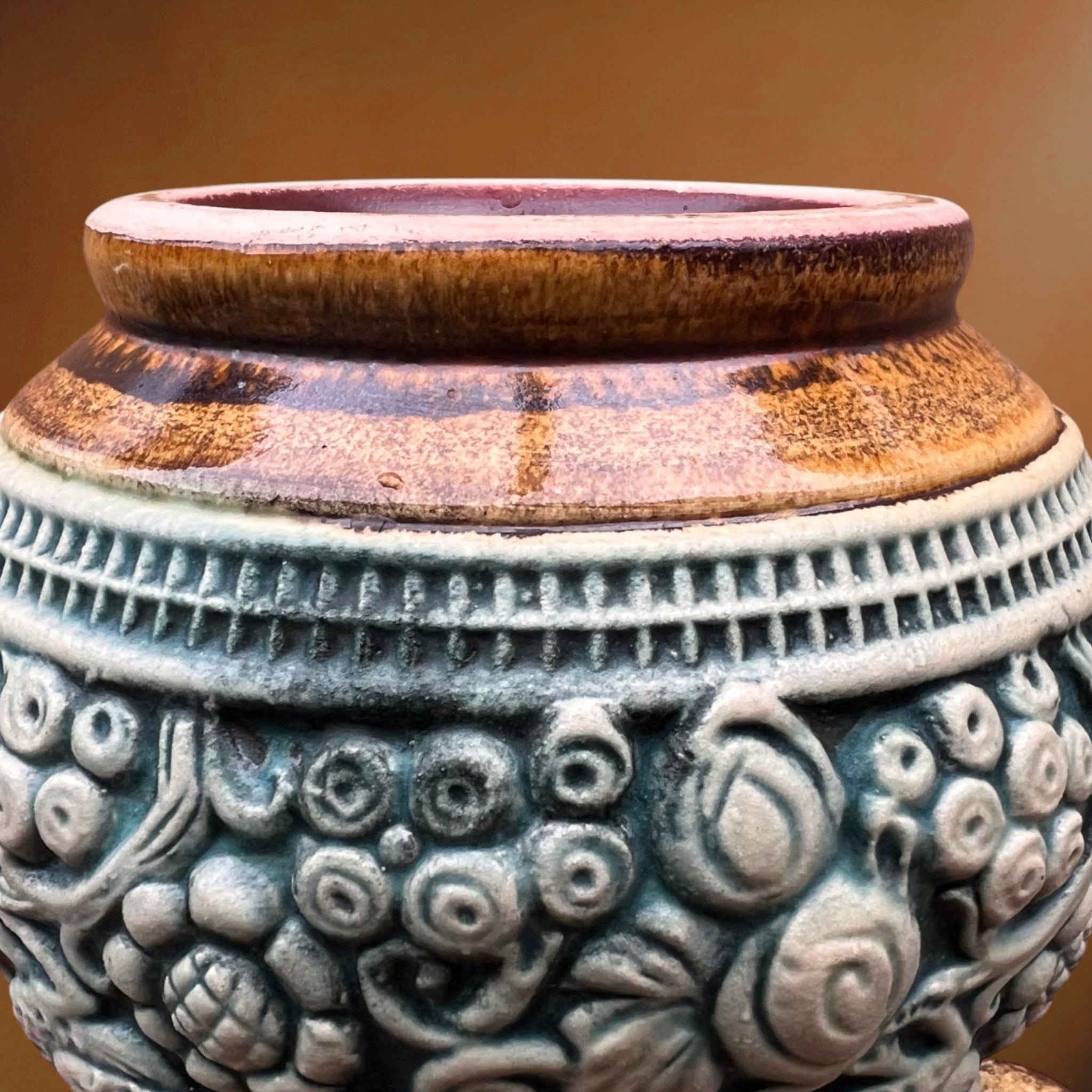 Vase Pichet Dümler & Breiden 2/20 en Céramique à Décor d’Oiseaux en Relief – Années 60-70