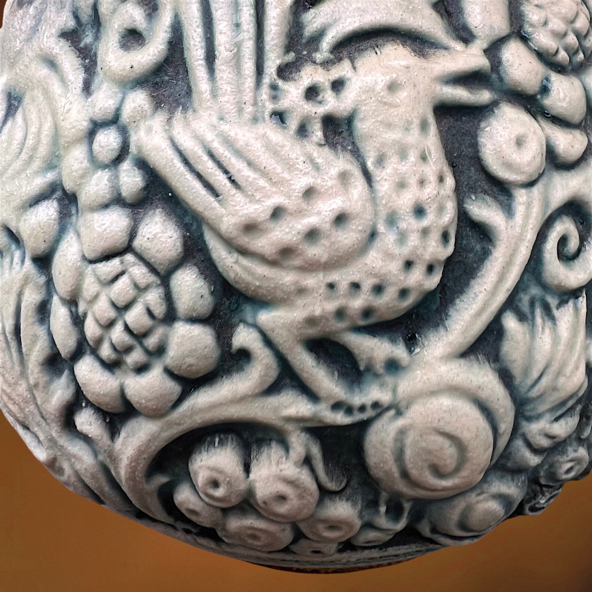Vase Pichet Dümler & Breiden 2/20 en Céramique à Décor d’Oiseaux en Relief – Années 60-70