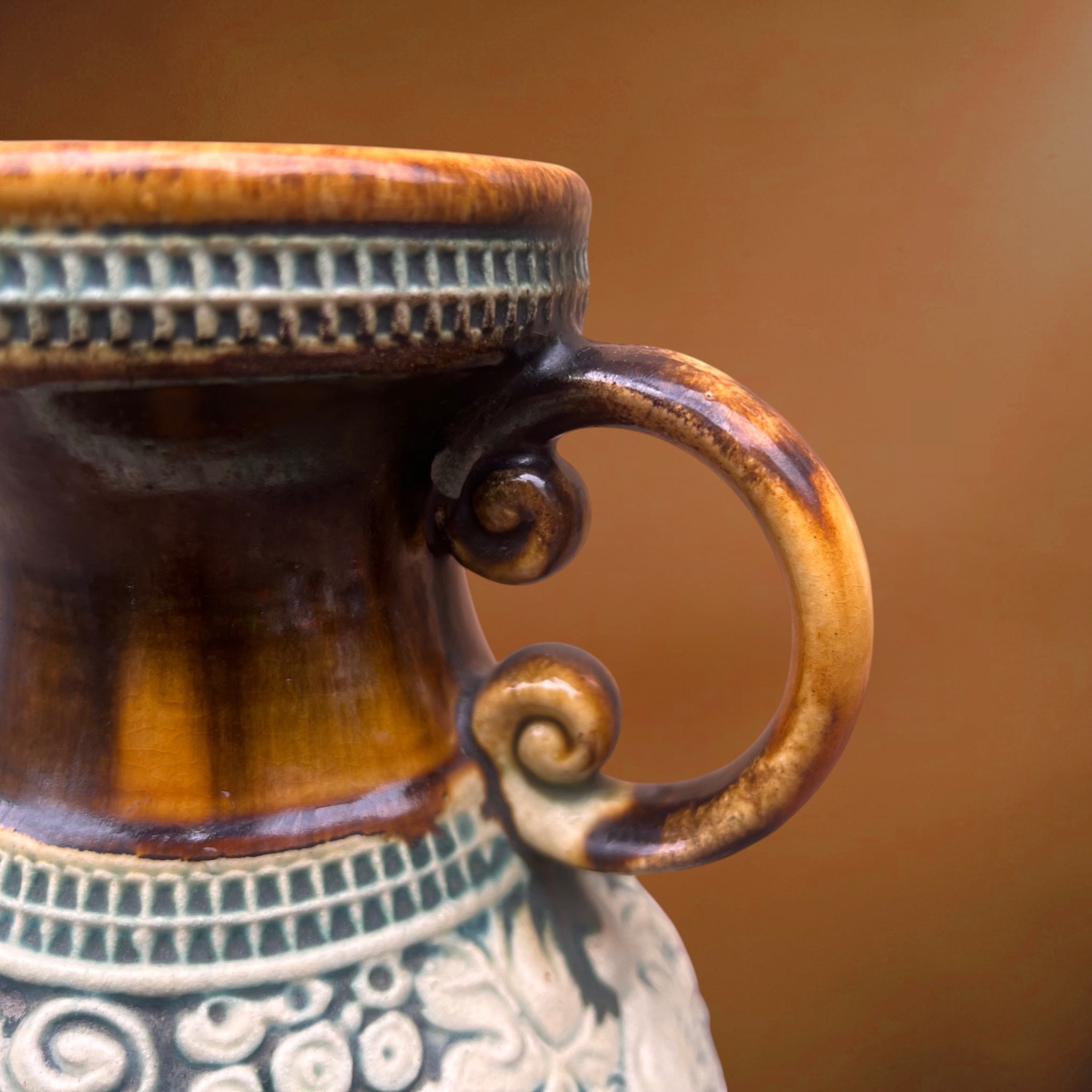 Vase Pichet Dümler & Breiden 2/20 en Céramique à Décor d’Oiseaux en Relief – Années 60-70