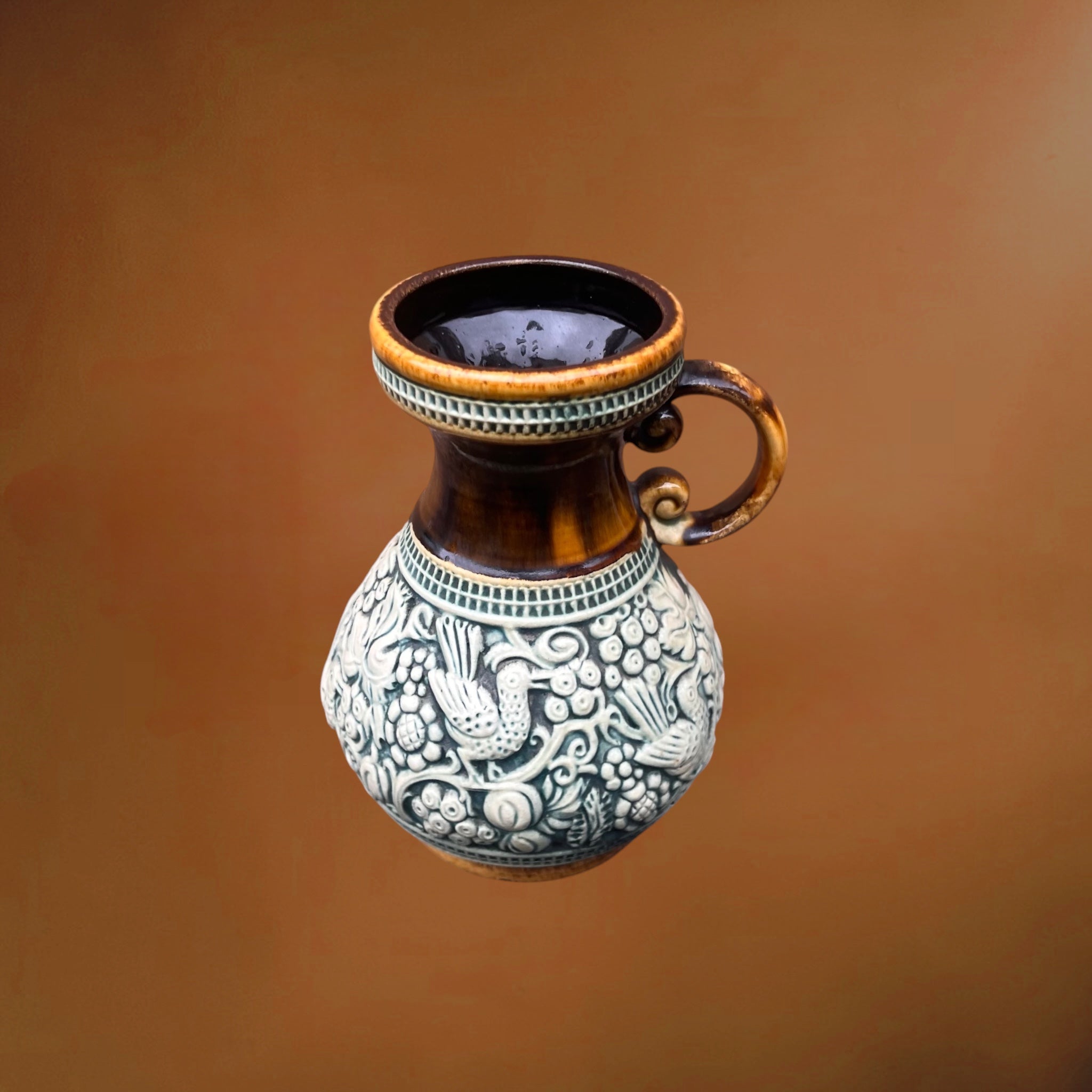 Vase Pichet Dümler & Breiden 2/20 en Céramique à Décor d’Oiseaux en Relief – Années 60-70