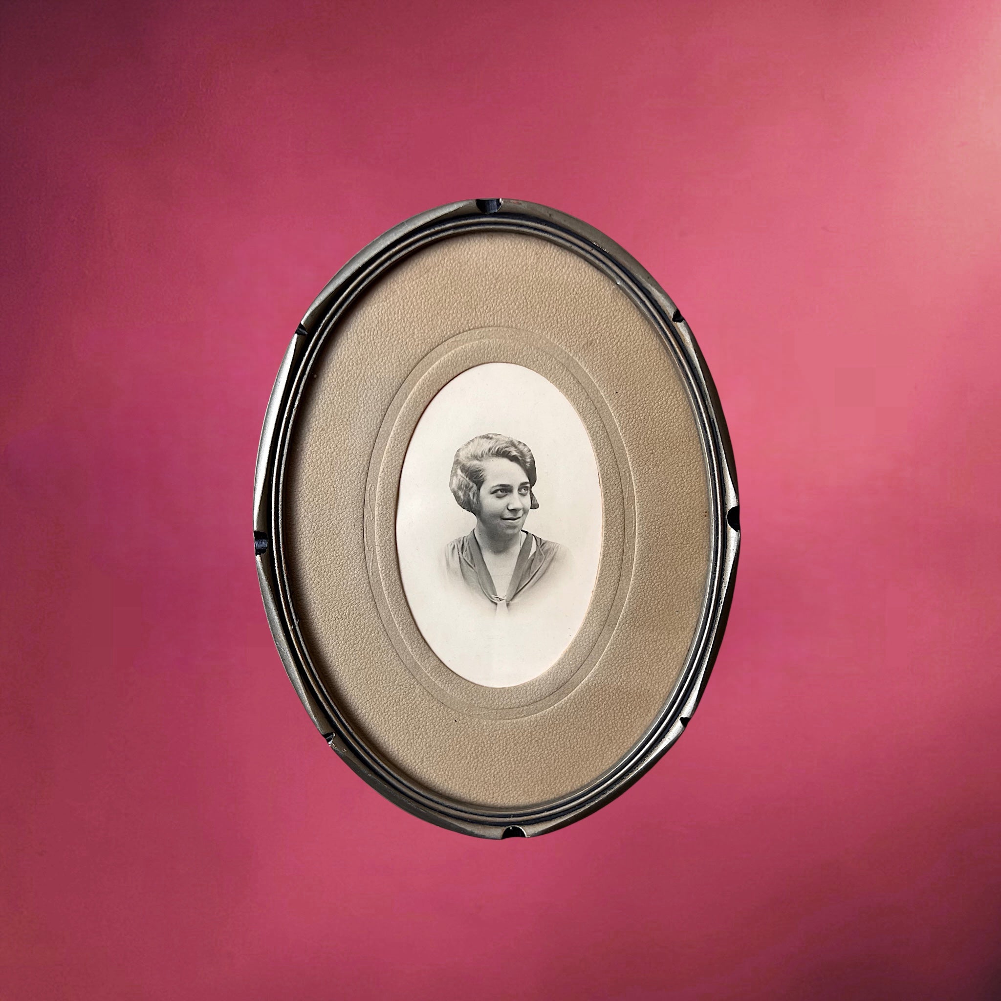 Ancien Cadre Photographique Ovale en Métal avec Portrait Féminin – Années 20-30