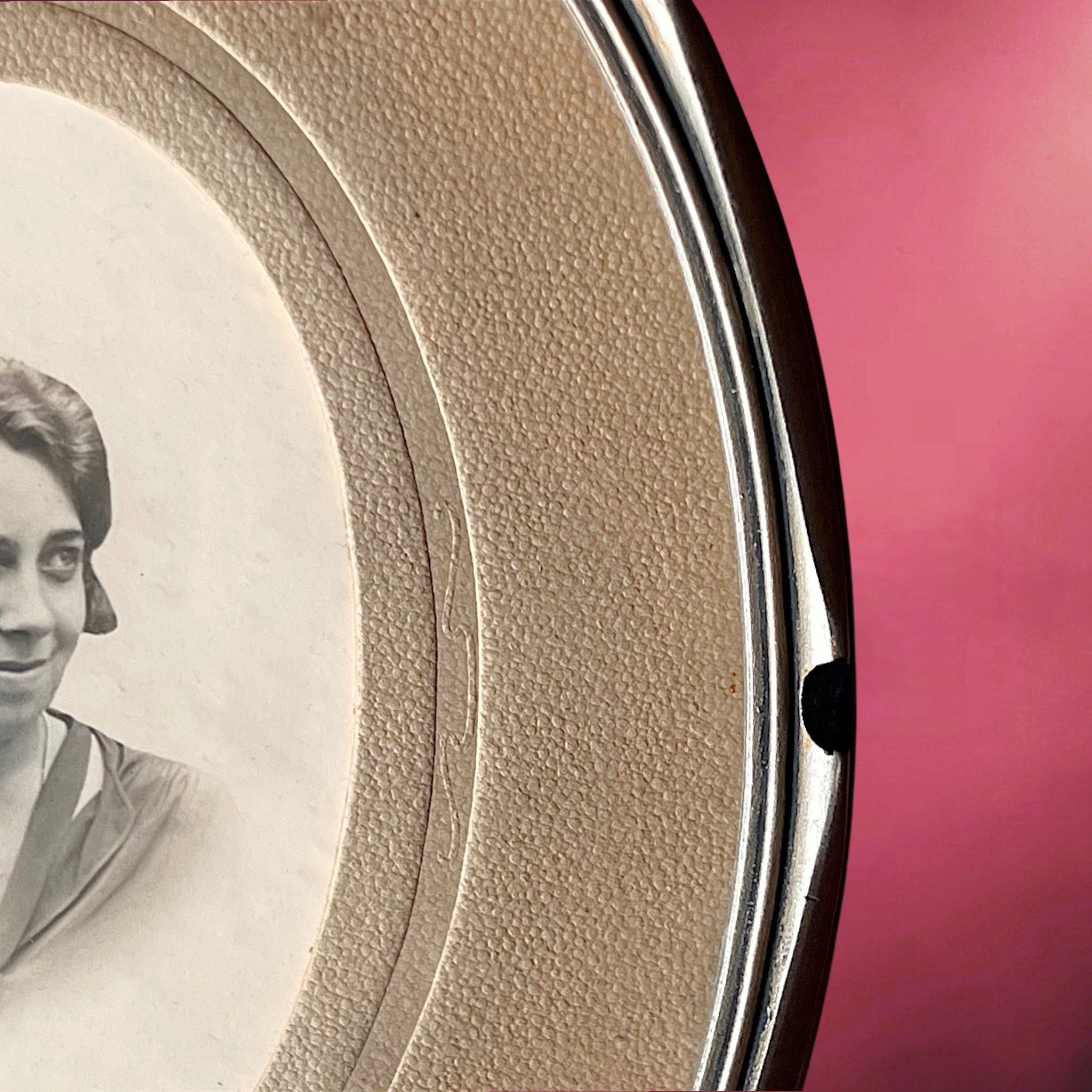 Ancien Cadre Photographique Ovale en Métal avec Portrait Féminin – Années 20-30