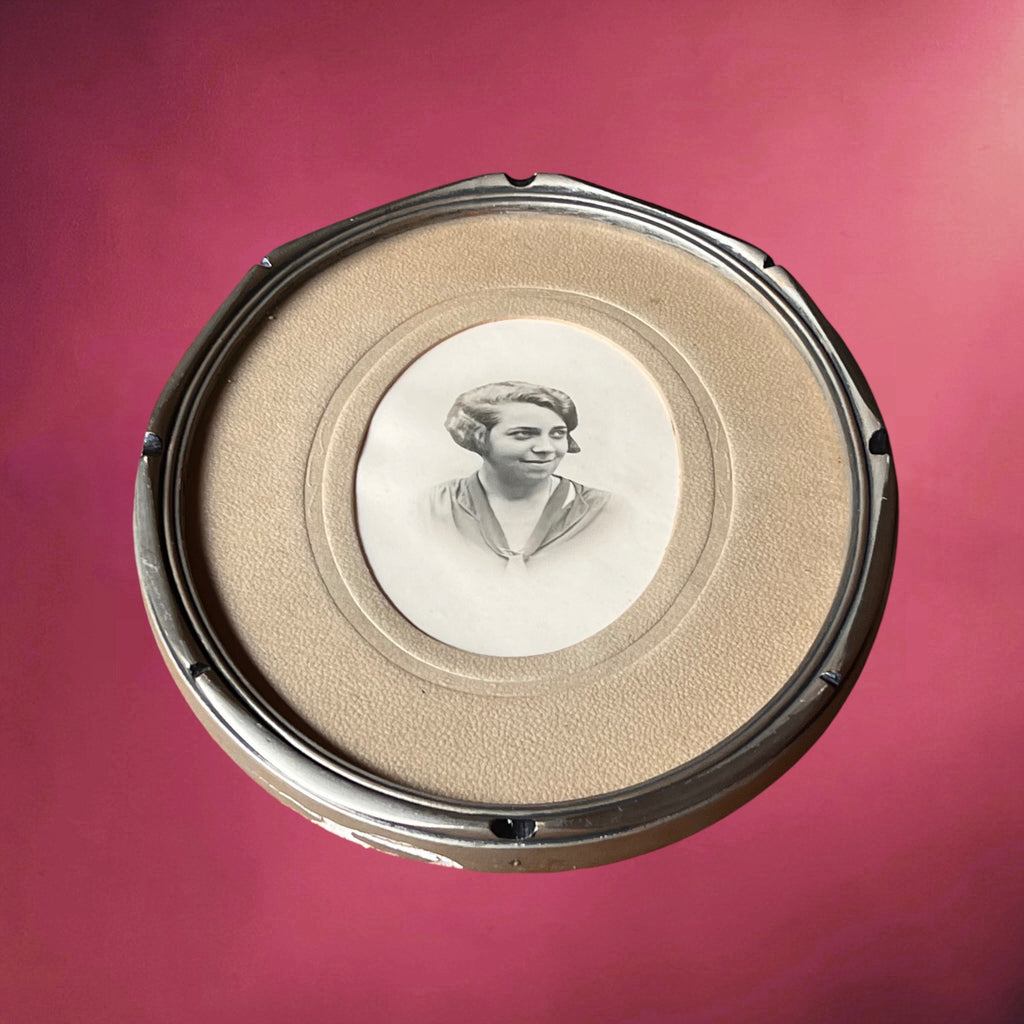 Ancien Cadre Photographique Ovale en Métal avec Portrait Féminin – Années 20-30