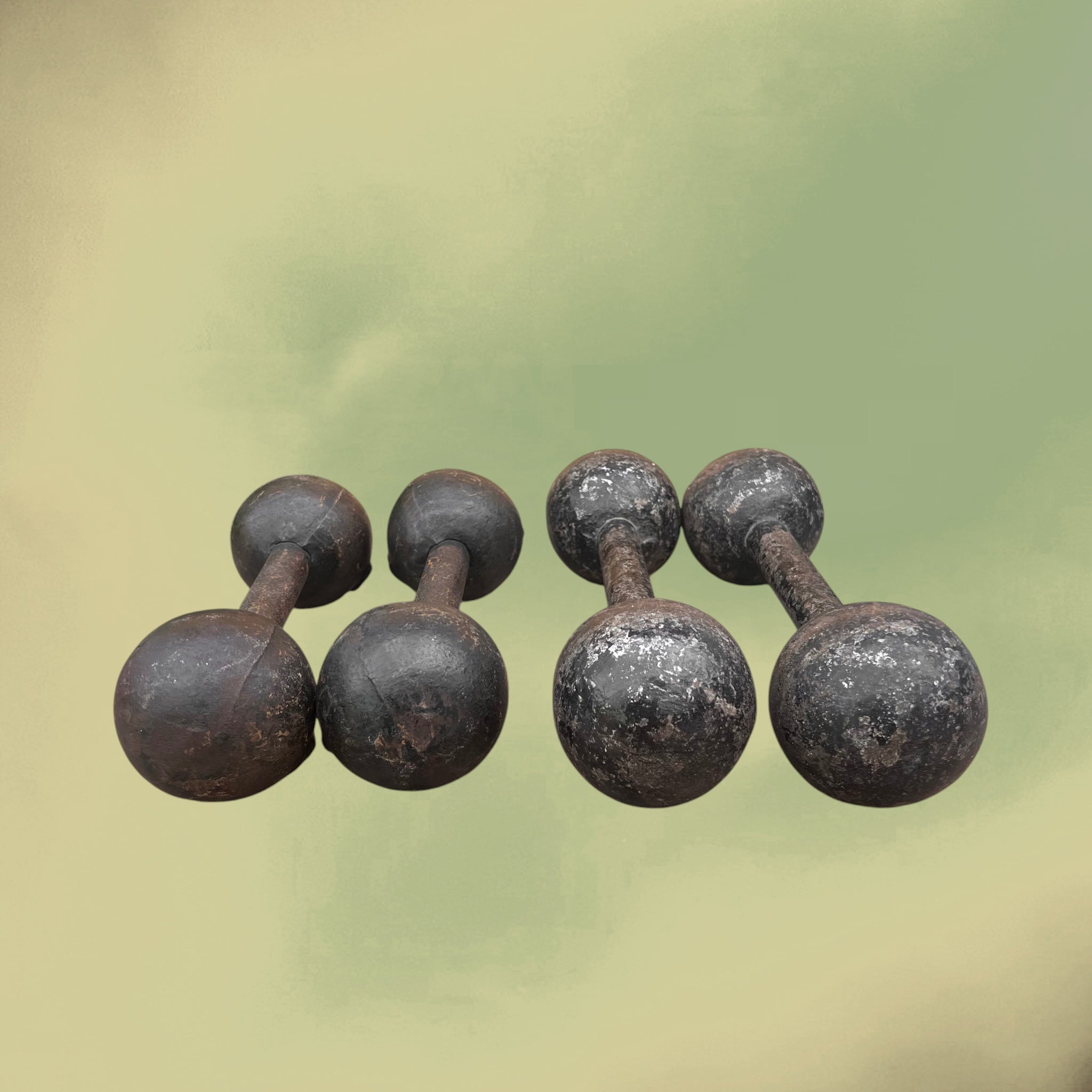Paire d’anciens haltères boule en fonte patinée – Vers 1930-1950