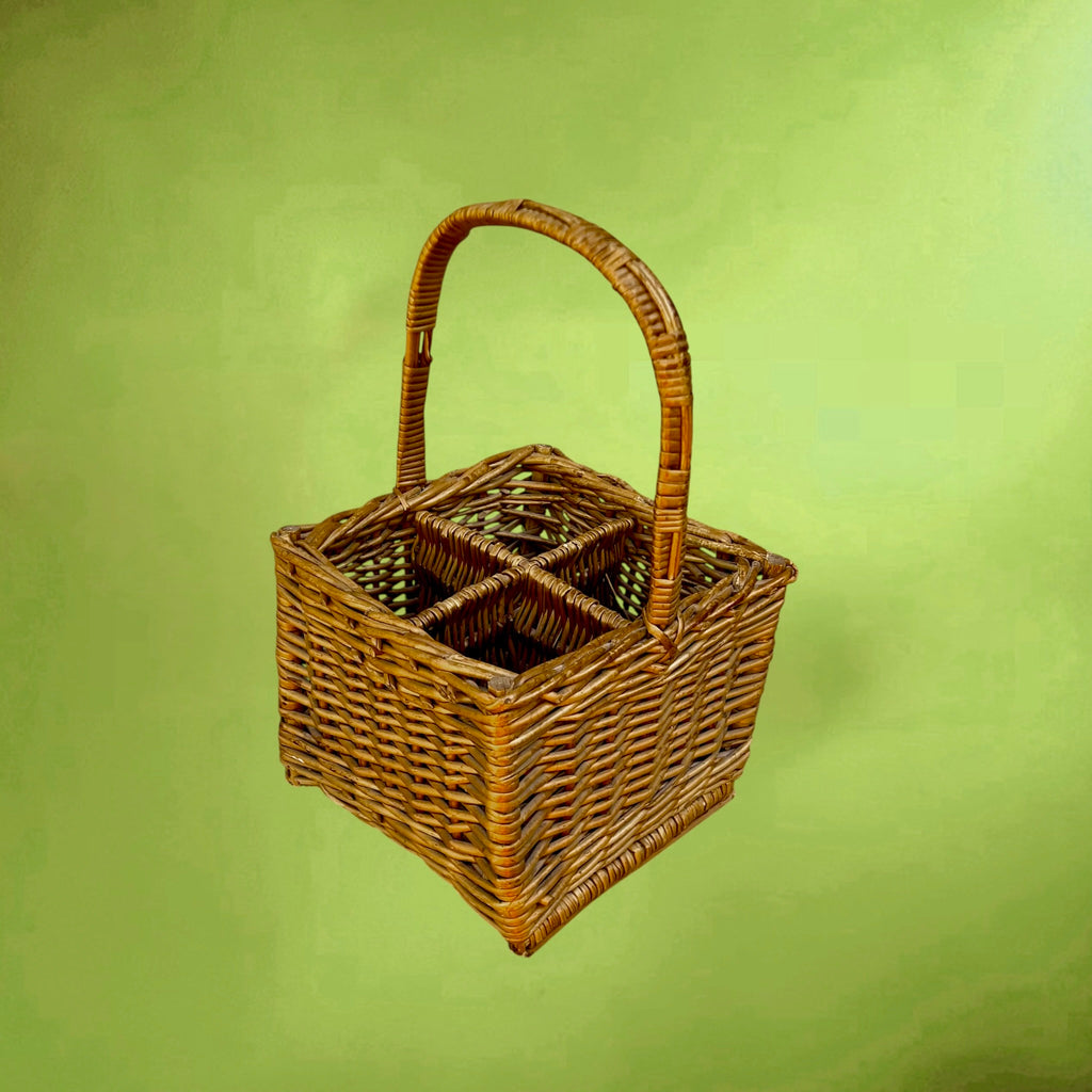 Ancien panier porte-bouteilles en osier tressé à quatre compartiments
