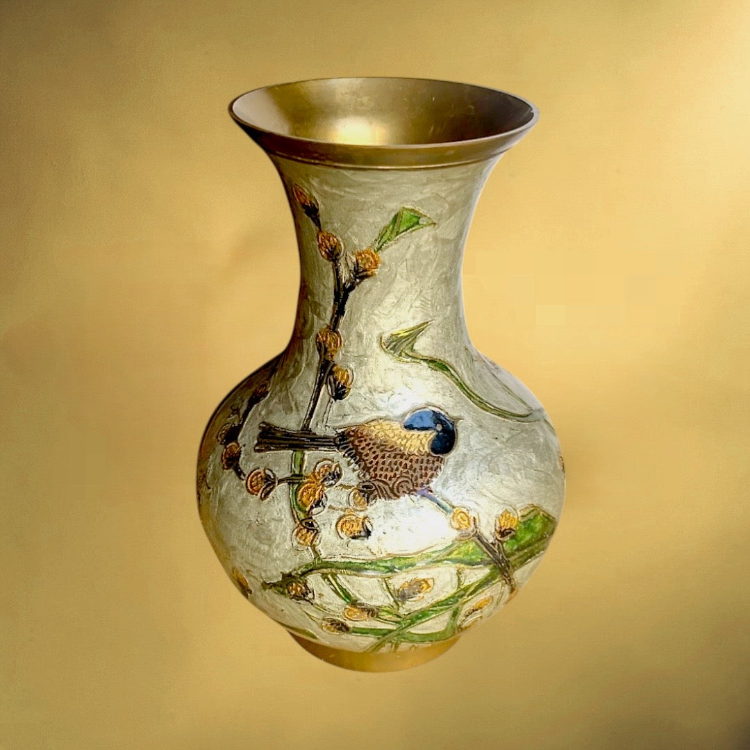 Vase vintage en laiton émaillé décor oiseau et fleurs
