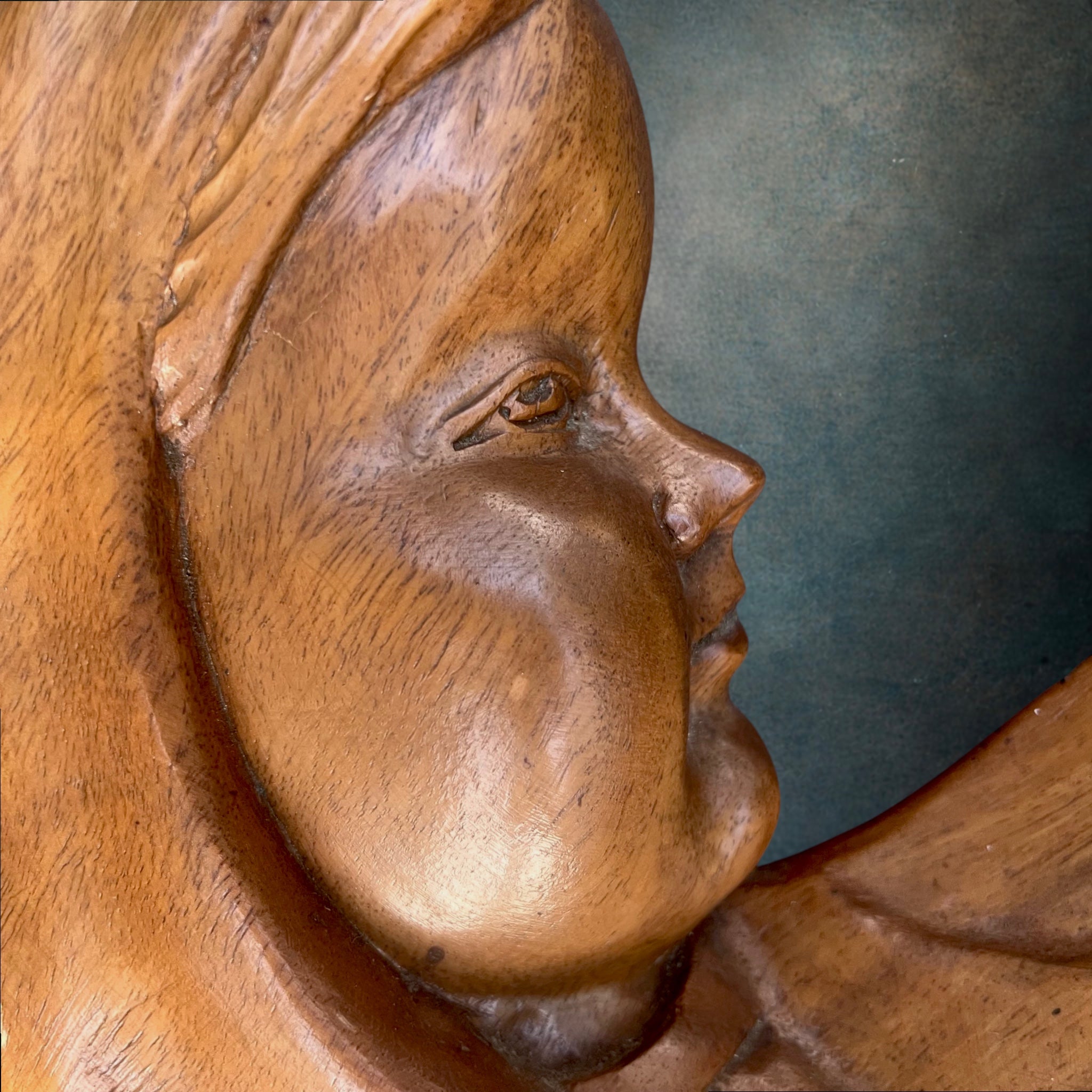 Grande Vierge à l’Enfant Murale Moderniste en Bois Sculpté – Années 1960-1970