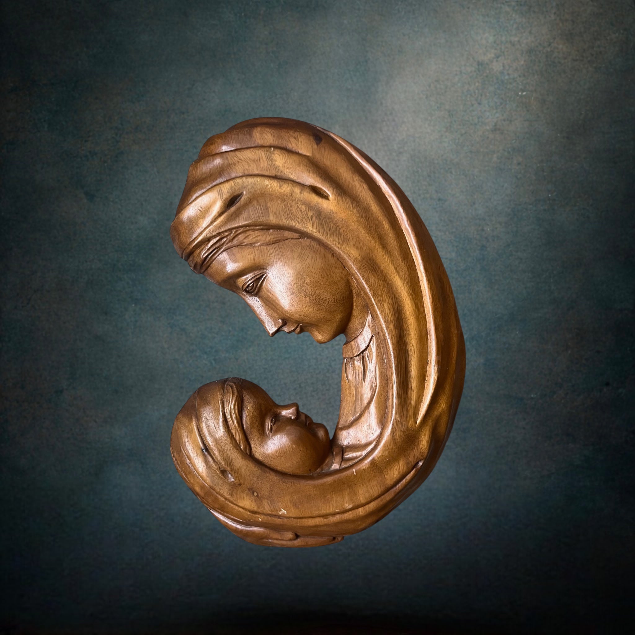 Grande Vierge à l’Enfant Murale Moderniste en Bois Sculpté – Années 1960-1970