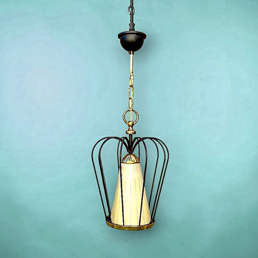 Suspension vintage cage en métal noir et laiton doré avec réflecteur conique en verre rayé – années 50-60