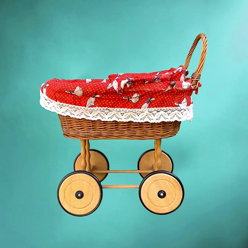 Landau de poupée vintage en osier et bois – landau enfant rétro avec capote tissu rouge à motifs oies – années 60