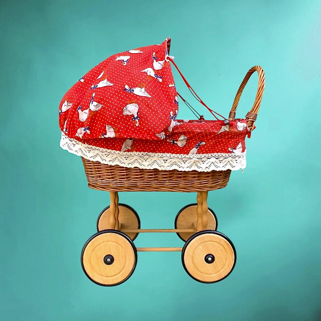 Landau de poupée vintage en osier et bois – landau enfant rétro avec capote tissu rouge à motifs oies – années 60