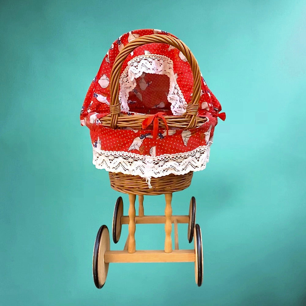 Landau de poupée vintage en osier et bois – landau enfant rétro avec capote tissu rouge à motifs oies – années 60