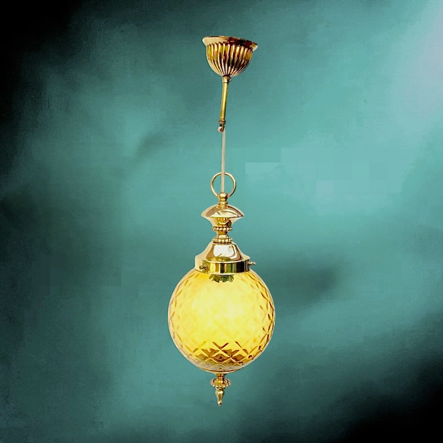 Suspension vintage verre ambre laiton dore Hollywood Regency luminaire boule années 60