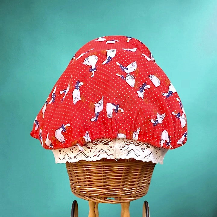 Landau de poupée vintage en osier et bois – landau enfant rétro avec capote tissu rouge à motifs oies – années 60