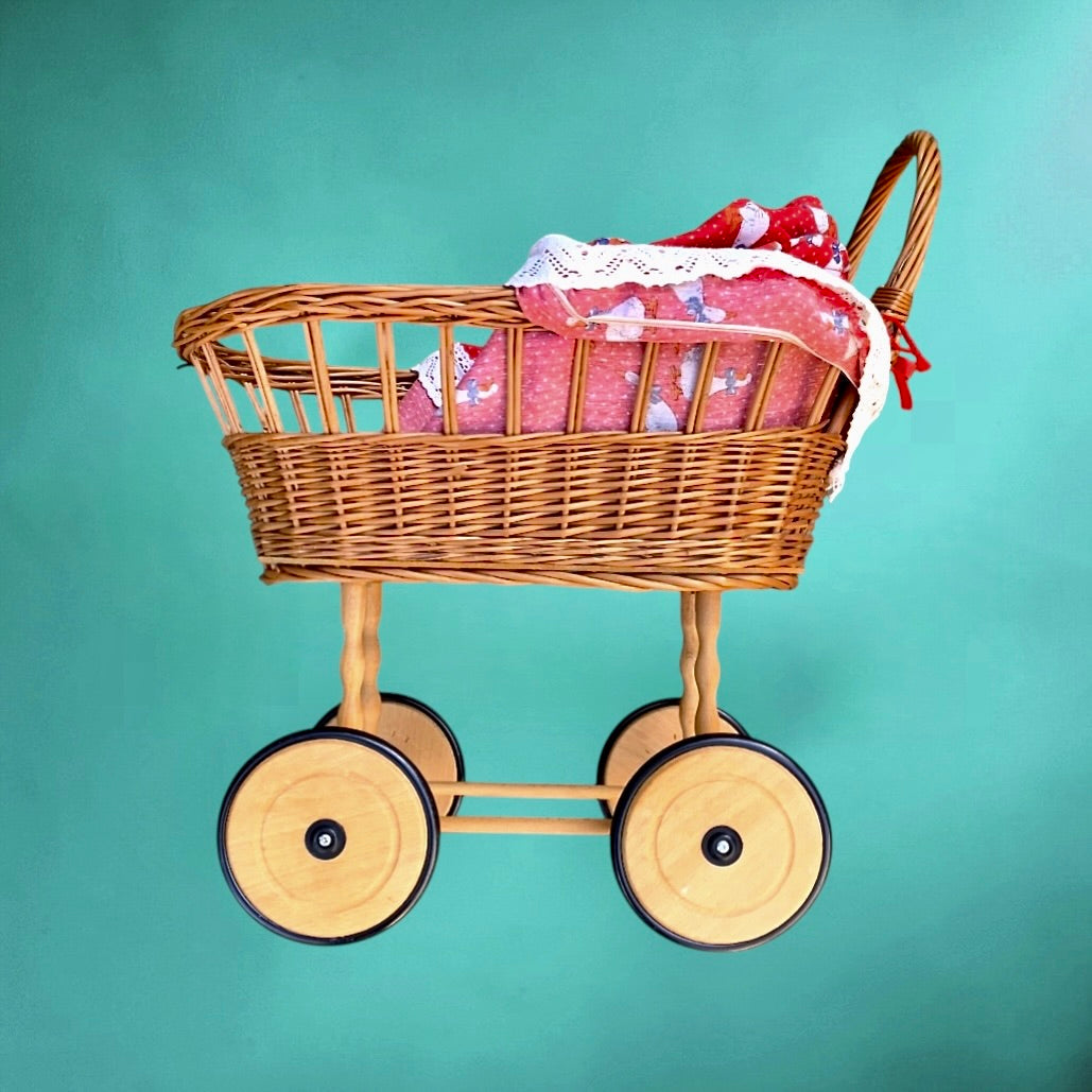 Landau de poupée vintage en osier et bois – landau enfant rétro avec capote tissu rouge à motifs oies – années 60