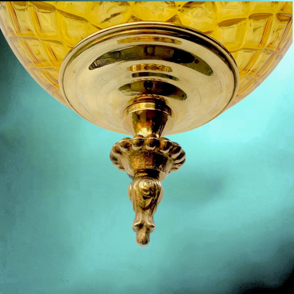 Suspension vintage verre ambre laiton dore Hollywood Regency luminaire boule années 60