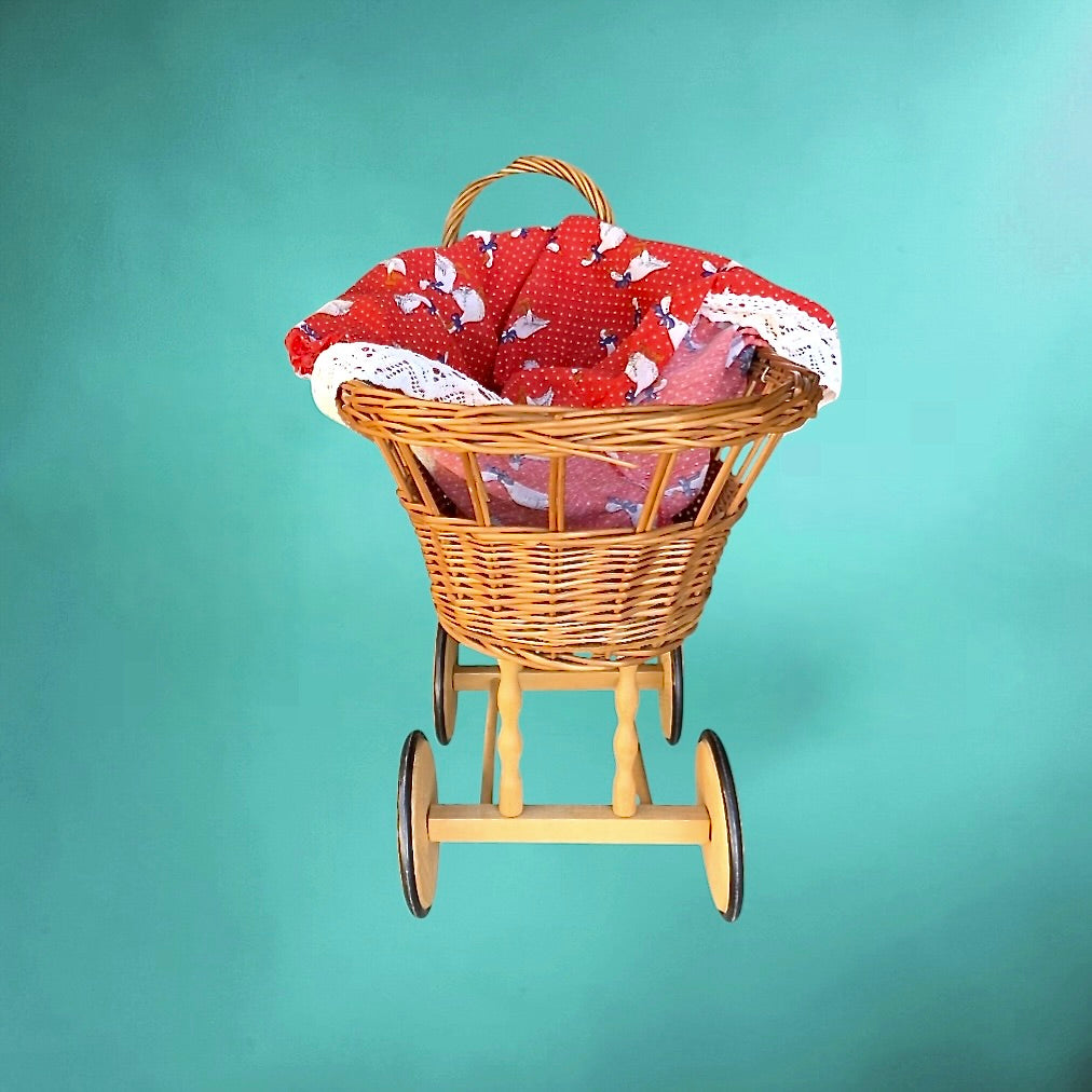Landau de poupée vintage en osier et bois – landau enfant rétro avec capote tissu rouge à motifs oies – années 60