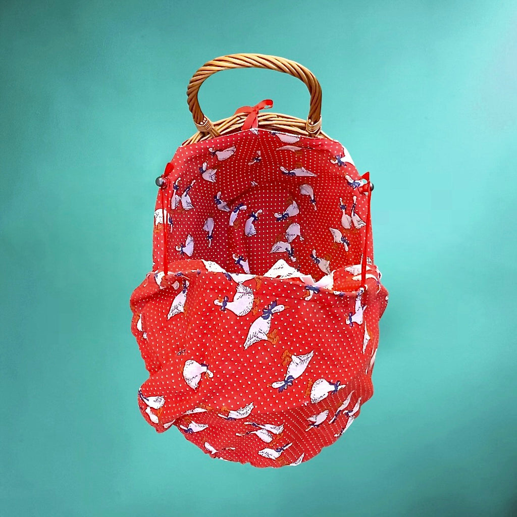 Landau de poupée vintage en osier et bois – landau enfant rétro avec capote tissu rouge à motifs oies – années 60
