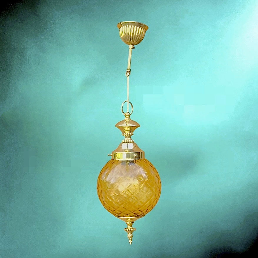 Suspension boule en verre ambré et laiton doré – Hollywood Regency
