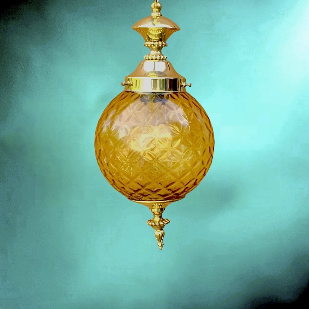 Suspension vintage verre ambre laiton dore Hollywood Regency luminaire boule années 60