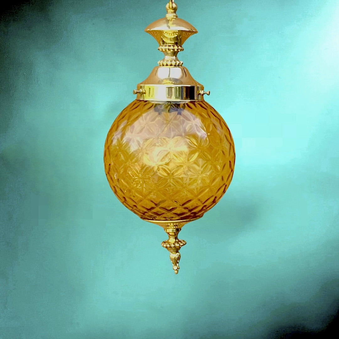 Suspension vintage verre ambre laiton dore Hollywood Regency luminaire boule années 60