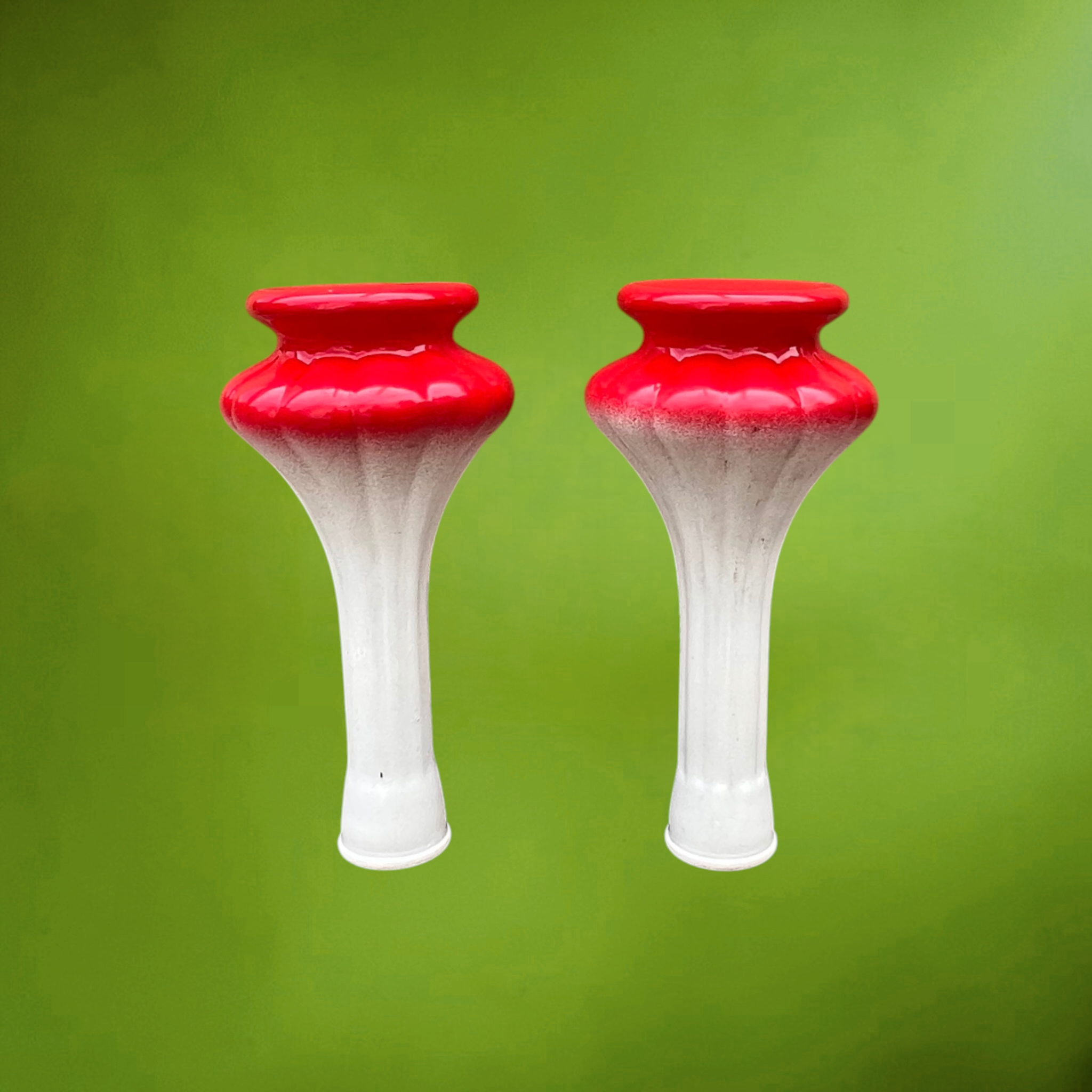 Paire de Vases en Verre Peint Blanc et Rouge – Années 1960-1970