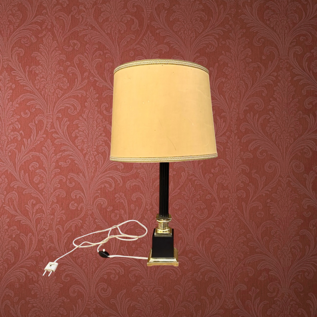 lampe-table-colonne-noire-laiton-dore-abat-jour-ivoire-annees60