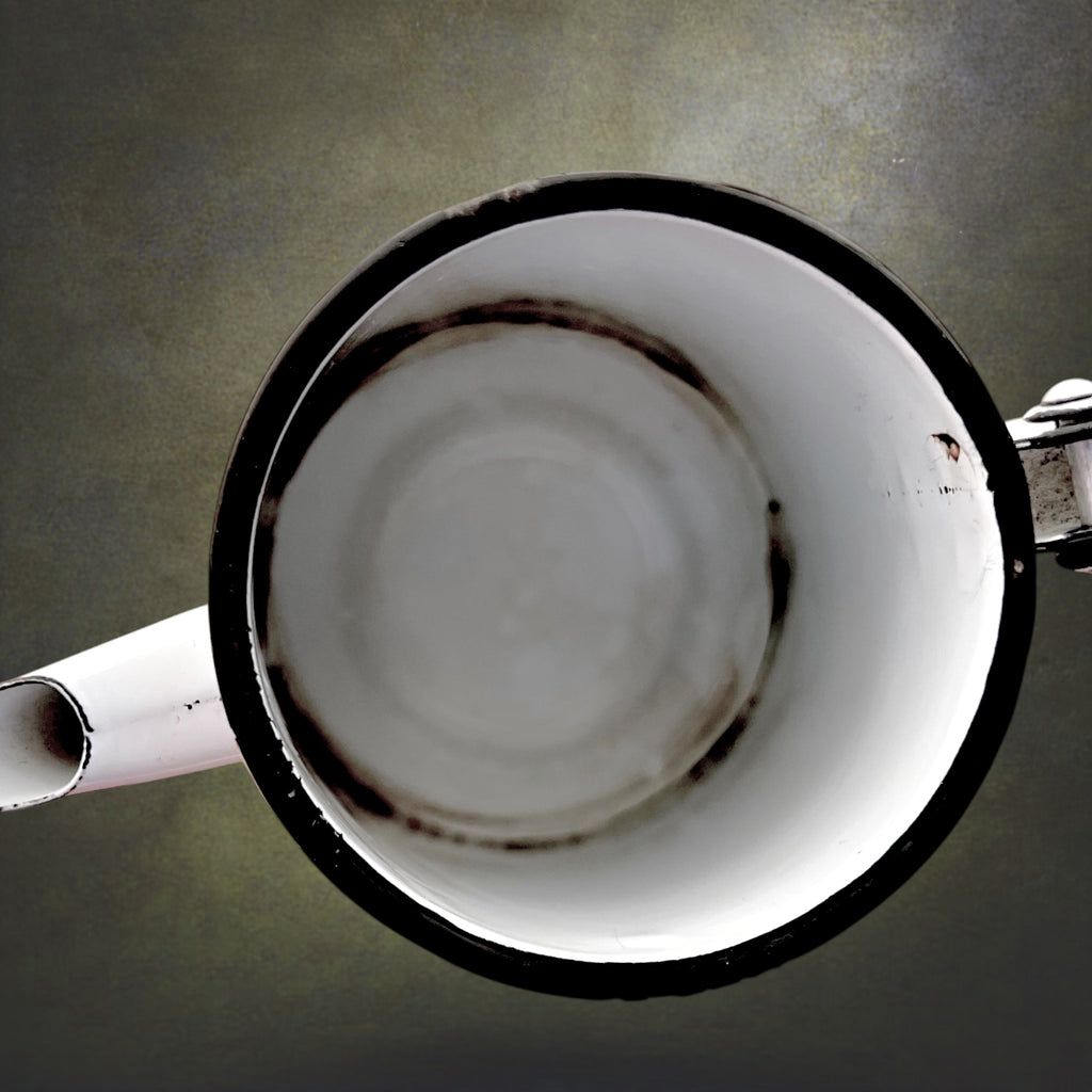 Cafetière Ancienne en Tôle Émaillée Blanche et Noire – Années 50
