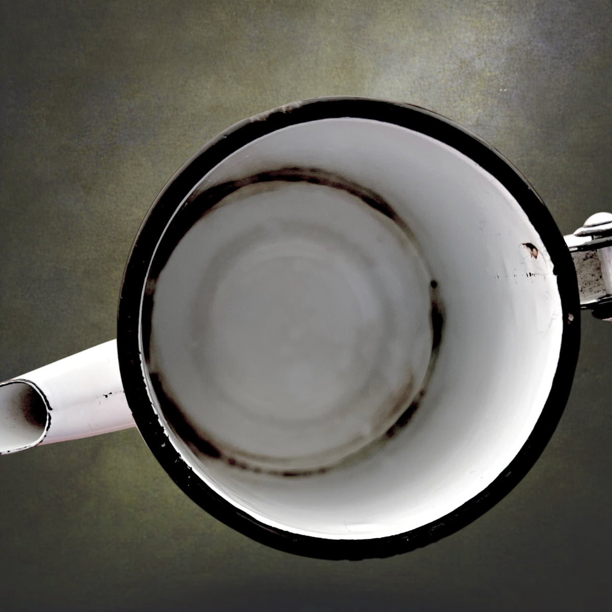 Cafetière Ancienne en Tôle Émaillée Blanche et Noire – Années 50