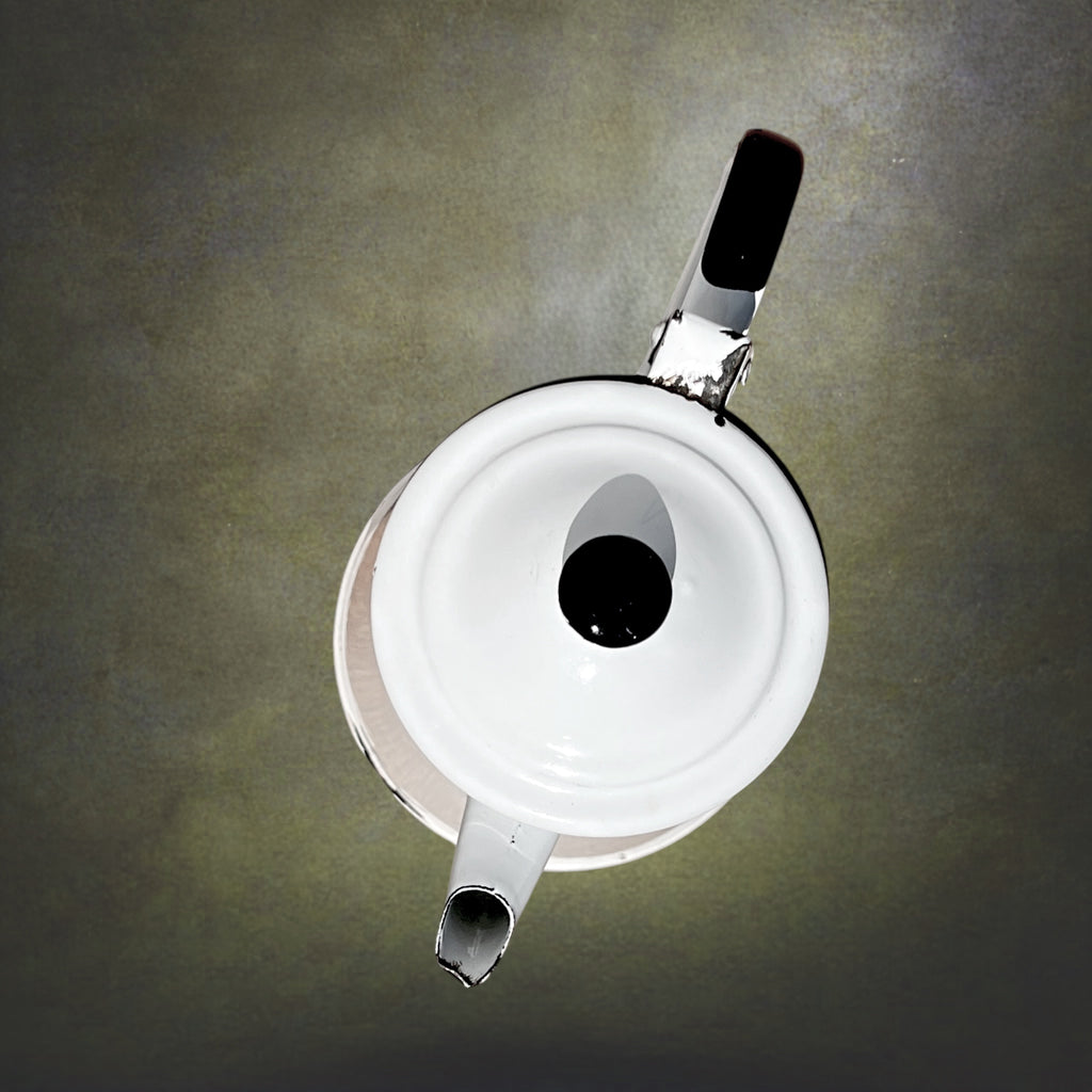 Cafetière Ancienne en Tôle Émaillée Blanche et Noire – Années 50