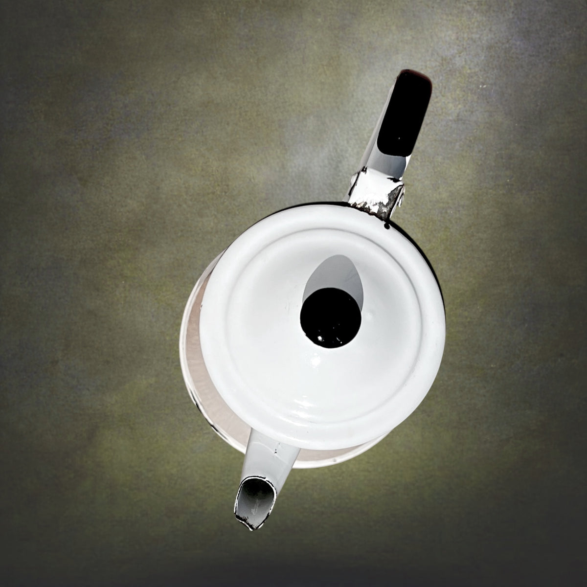 Cafetière Ancienne en Tôle Émaillée Blanche et Noire – Années 50