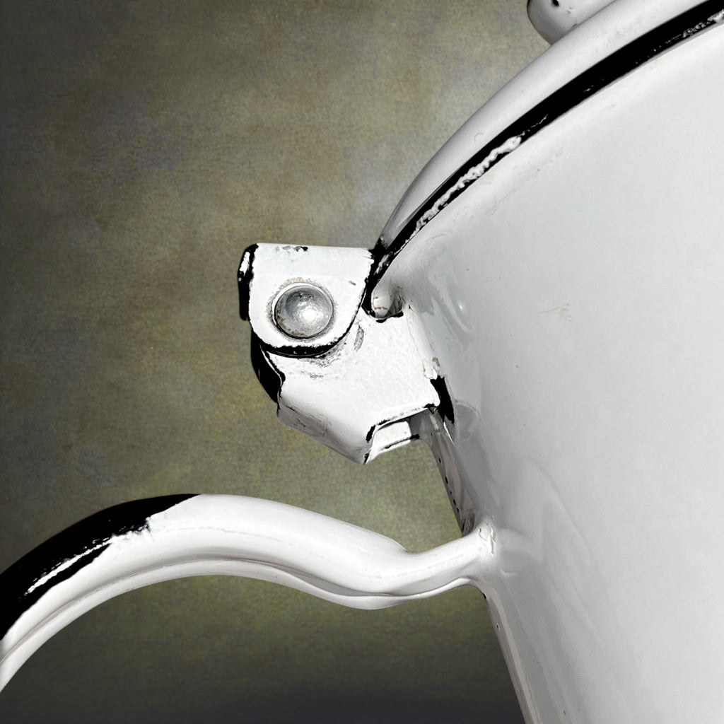 Cafetière Ancienne en Tôle Émaillée Blanche et Noire – Années 50