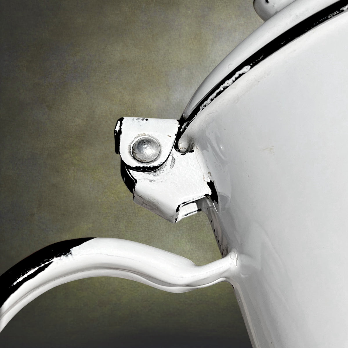 Cafetière Ancienne en Tôle Émaillée Blanche et Noire – Années 50