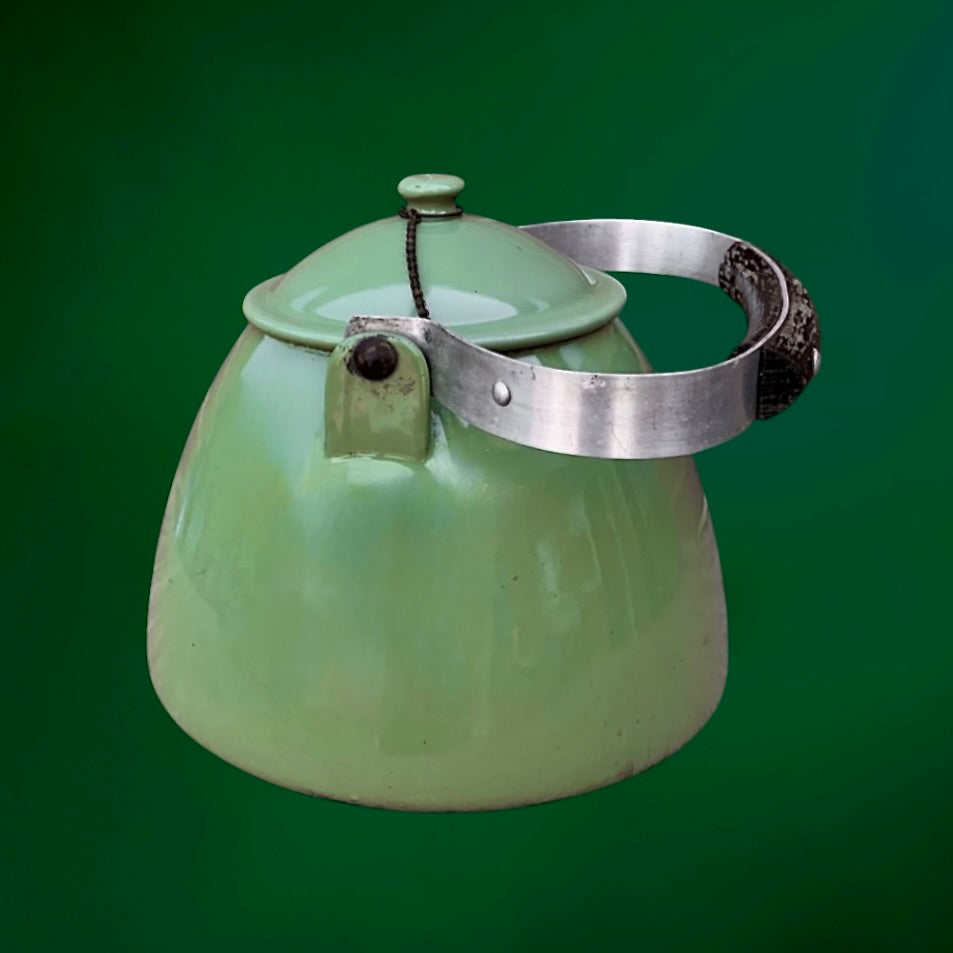 Ancienne bouilloire en fonte émaillée verte – années 50