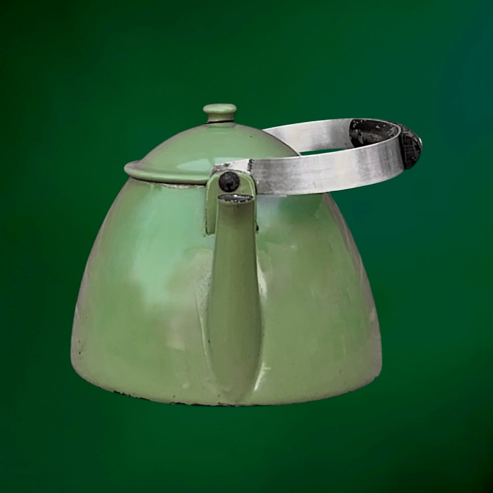 Ancienne bouilloire en fonte émaillée verte – années 50