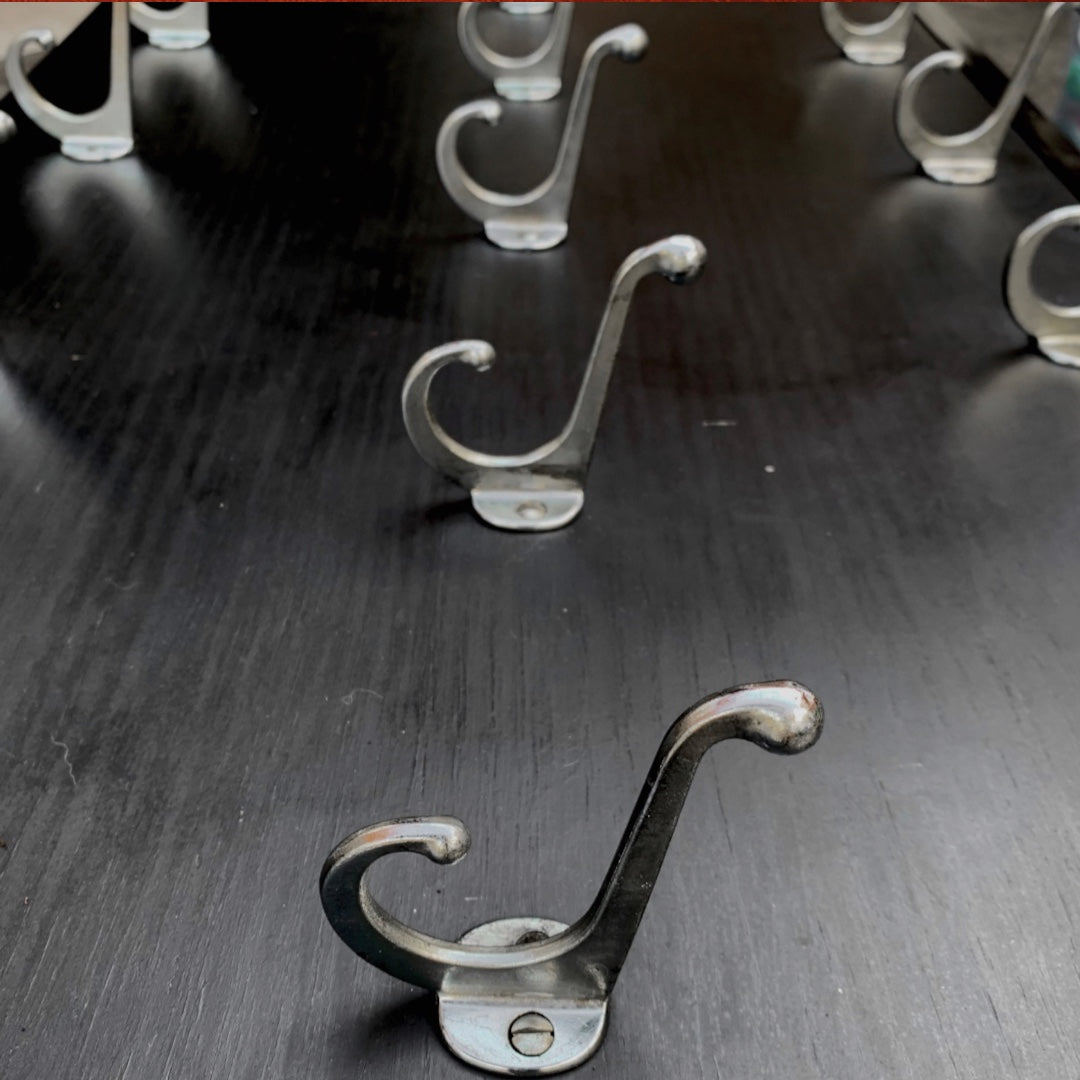 Grand Portemanteau Mural Noir 13 Doubles Patères Aluminium Style Vestiaire – Années 50 60