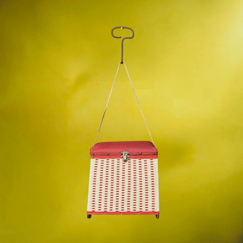Créel vintage scoubidou rouge et blanc – siège de pêcheur années 60 – panier rétro en bois et skaï