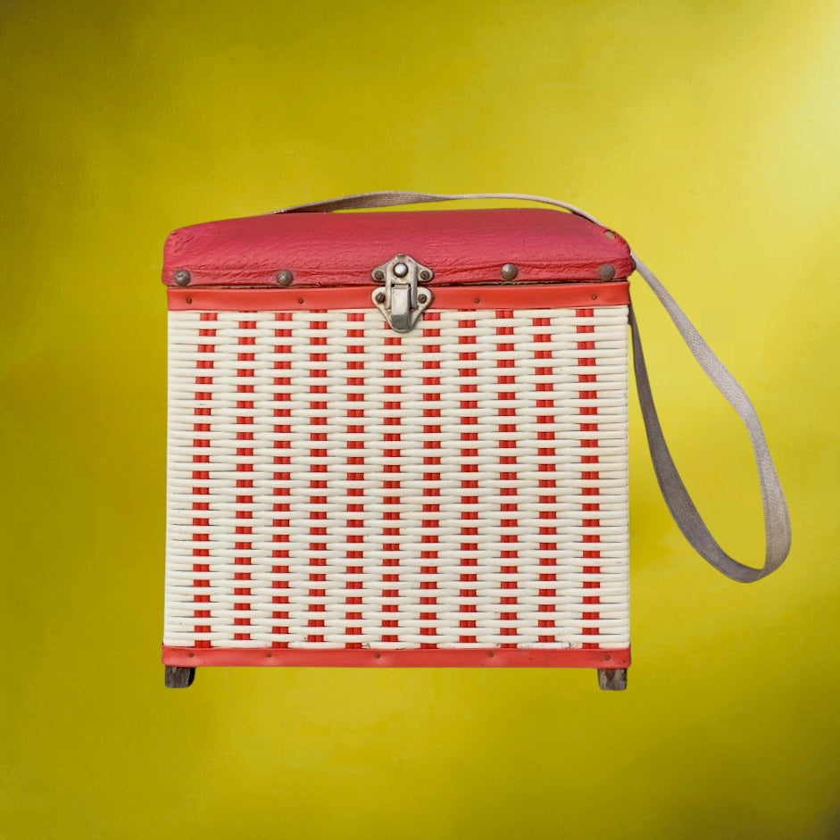 Créel vintage scoubidou rouge et blanc – siège de pêcheur années 60 – panier rétro en bois et skaï