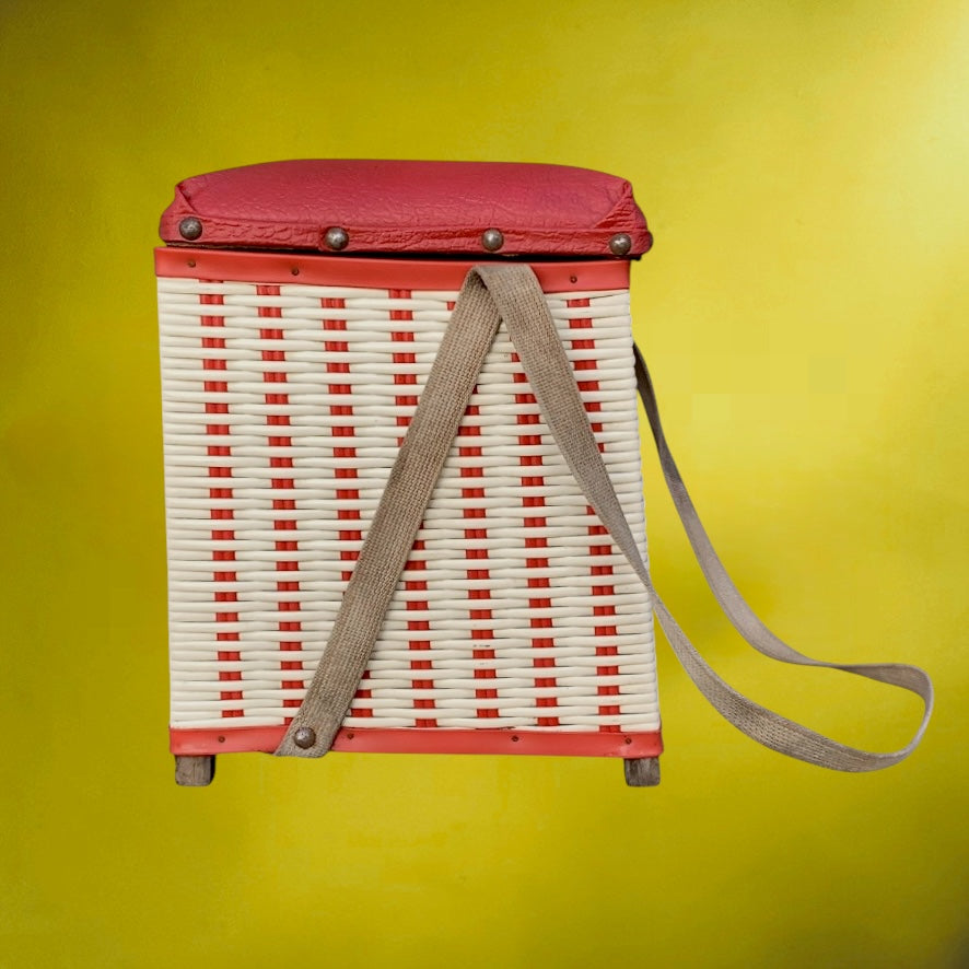 Créel vintage scoubidou rouge et blanc – siège de pêcheur années 60 – panier rétro en bois et skaï