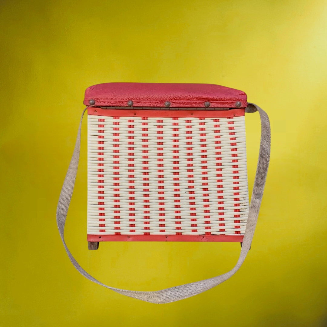 Créel vintage scoubidou rouge et blanc – siège de pêcheur années 60 – panier rétro en bois et skaï
