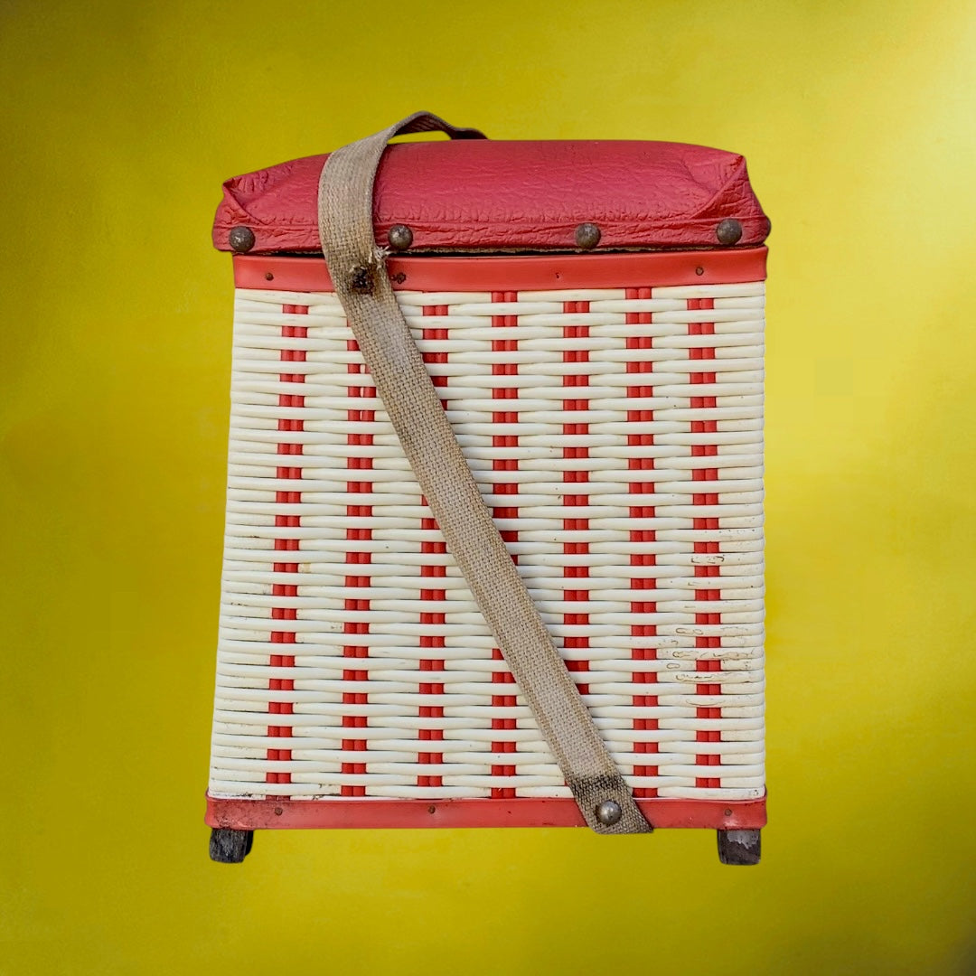 Créel vintage scoubidou rouge et blanc – siège de pêcheur années 60 – panier rétro en bois et skaï