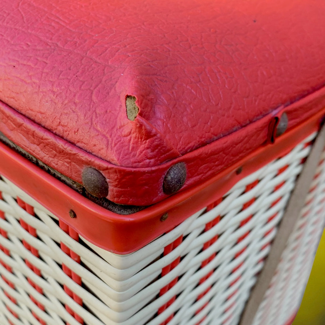 Créel vintage scoubidou rouge et blanc – siège de pêcheur années 60 – panier rétro en bois et skaï