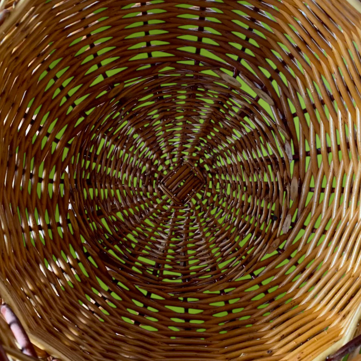 Panier Ancien en Osier Tressé Trois Tons Fabrication Artisanale - Années 60